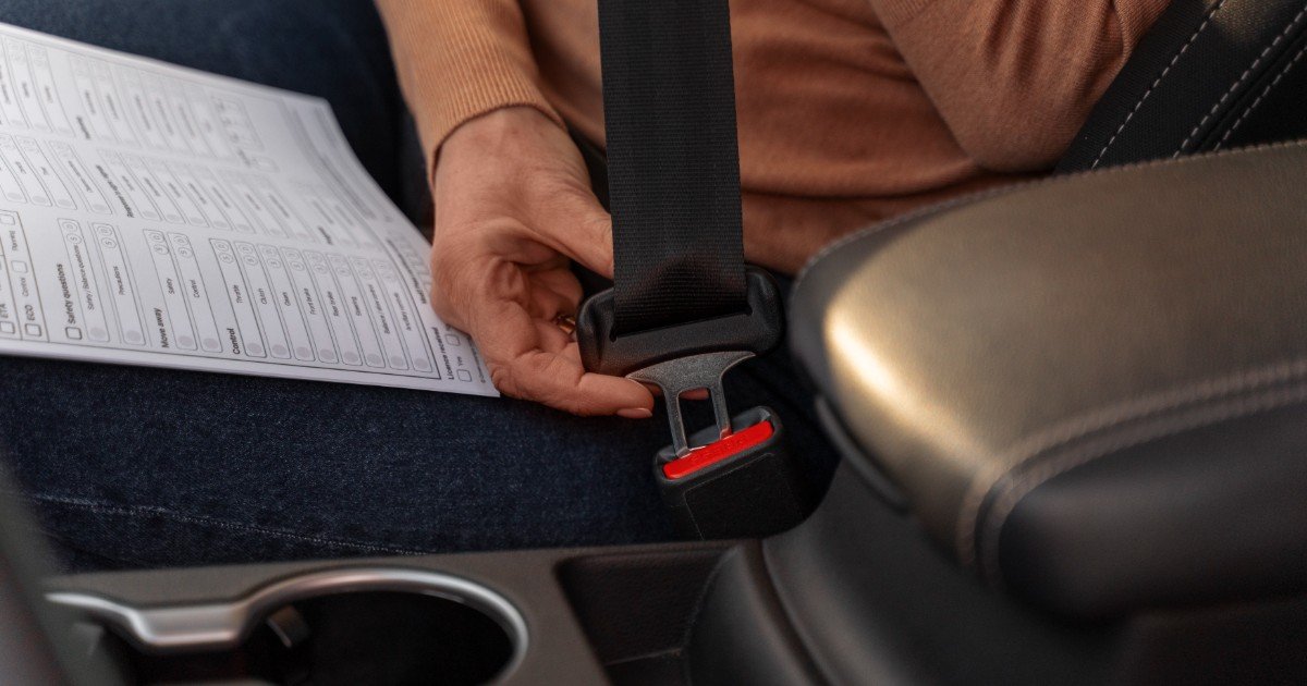 When to Use Indicators and Seat Belts: Essential UK Driving Rules